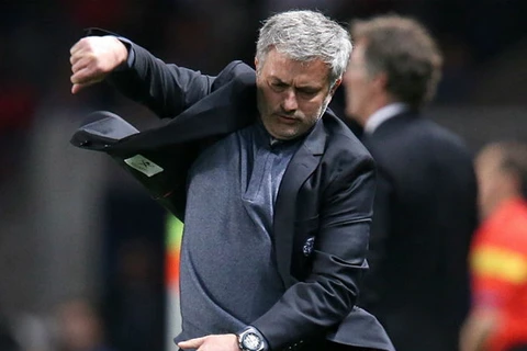 Mourinho "phát điên" với học trò sau thất bại tại Paris