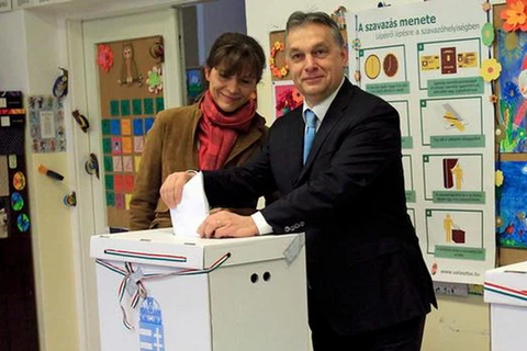 Thủ tướng Viktor Orban đi bỏ phiếu. (Nguồn: Reuters)