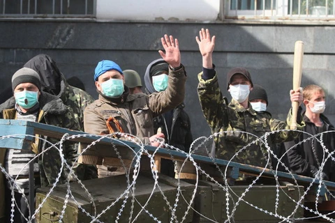 [Video] Người biểu tình đụng độ với cảnh sát ở Donetsk