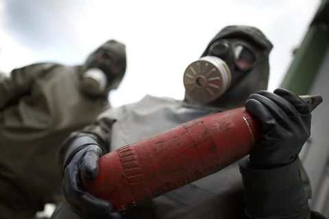 Các nhân viên trong trang phục bảo hộ diễn tập tại khu vực tiêu hủy vũ khí hóa học ở Đức ngày 30/10/2013. (Nguồn: AFP/TTXVN)