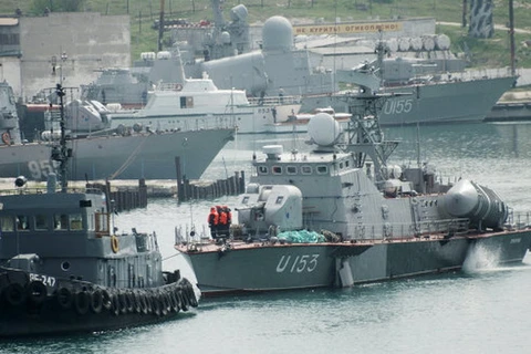 Nga giao lại tàu chiến đầu tiên ở Crimea cho Ukraine