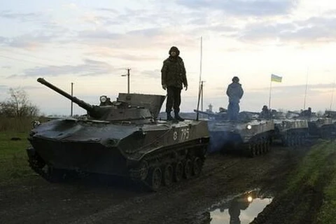 Xe quân sự Ukraine tiến về Slaviansk (Nguồn: Twitter/BBC)