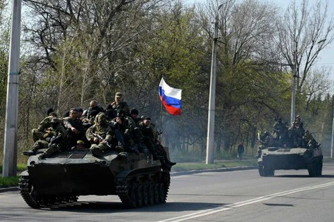 [Video] Xe bọc thép quân đội Ukraine bỏ sang quân ly khai