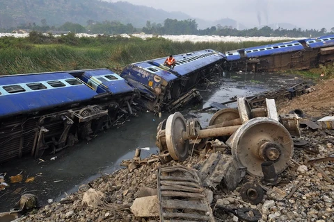 [Photo] Tàu hỏa ở Ấn Độ trật bánh, 50 người bị thương