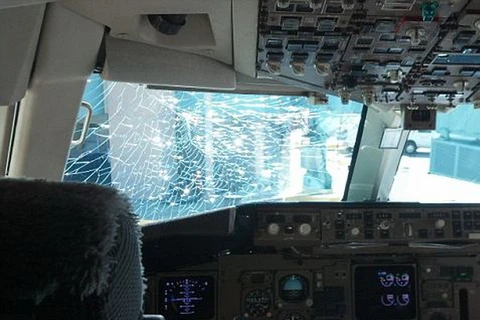 Máy bay chở khách hạ cánh khẩn cấp do kính chắn gió vỡ