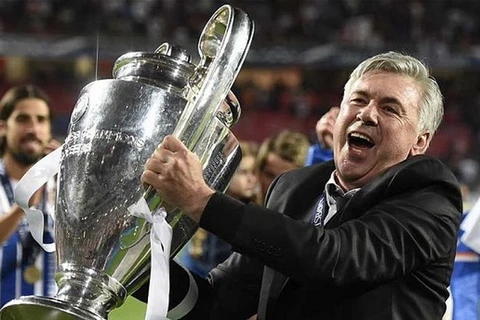 Các cầu thủ Real "làm loạn" trong buổi họp báo của Ancelotti