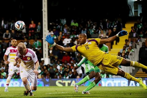 Thủ môn Nigeria bị nghi bán độ vì "ném bóng" vào lưới nhà