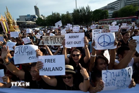 Thái Lan: Dân chúng tụ tập biểu tình phản đối đảo chính quân sự