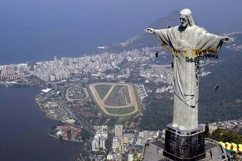 Bên lề World Cup: Du khách chinh phục tượng Chúa cứu thế