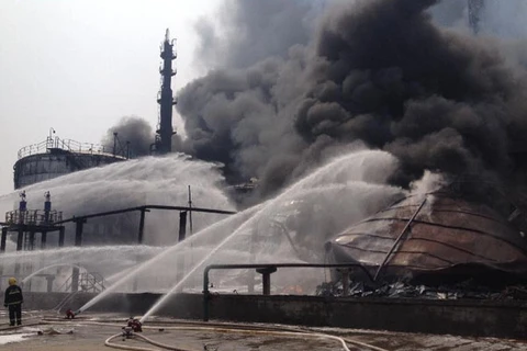 [Photo] Vụ nổ lớn nhà máy lọc dầu ở miền Đông Trung Quốc