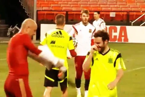 [Video] David De Gea bất lực với "cú đúp panenka" của Ramos