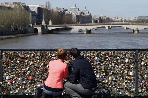 Pháp: Cây cầu có nguy cơ sập vì 700.000 ổ khóa tình yêu