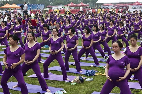 [Photo] Hơn 500 bà bầu lập nên kỷ lục mới về tập yoga