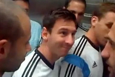 CĐV phấn khích đi chung thang máy với Messi và đồng đội