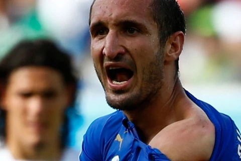 Ảnh vết răng của Suarez trên vai Chiellini là hình photoshop?