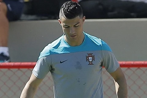 Ronaldo lại trưng kiểu tóc mới trước loạt trận "sinh tử"
