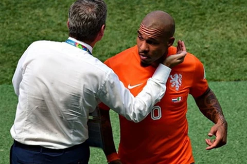 Hà Lan nhận tin sốc ngay trước thềm tứ kết World Cup 2014