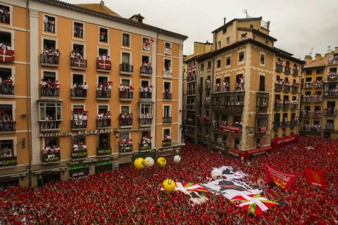 "Biển người" cuồng nhiệt trong lễ hội bò tót ở Pamplona