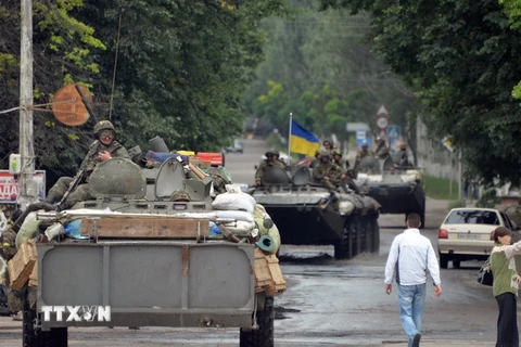 Hàng loạt xe tăng và xe bọc thép tập trung ở phía Nam Donetsk