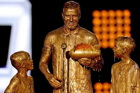 Cha con Beckham bị biến thành "tượng đồng" ngay trên sân khấu