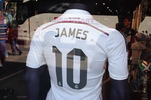 Áo đấu của tiền vệ James Rodriguez được bày bán tại Madrid
