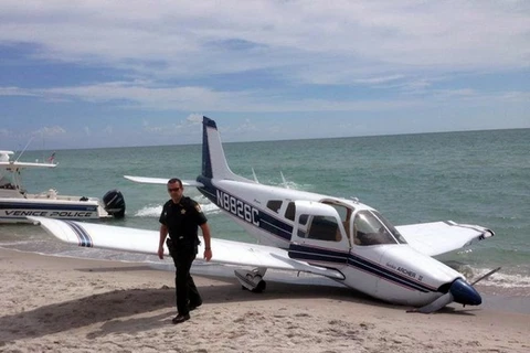 Máy bay rơi xuống bãi biển ở Mỹ, hai người thương vong