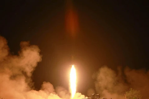 "Triều Tiên bắn 4 rocket tầm ngắn từ bệ phóng rocket đa nòng"