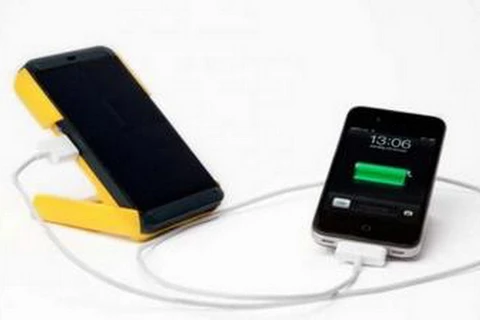 WakaWaka Po ra sạc pin smartphone bằng năng lượng Mặt Trời