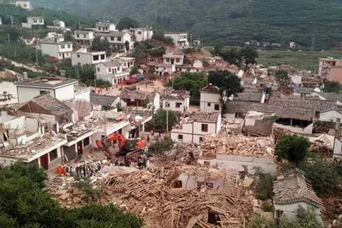 Cận cảnh đau thương sau vụ động đất 6,5 độ Richter ở Trung Quốc