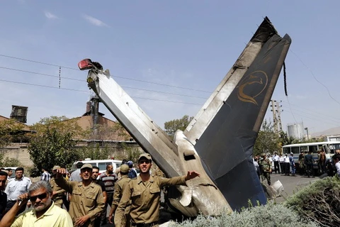 Nhiều người dân bị thương ở địa điểm rơi máy bay dân sự Iran