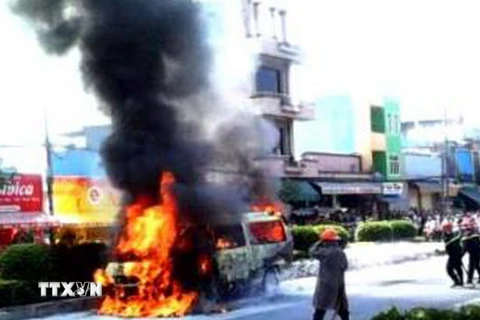 Thành phố Hồ Chí Minh: Cháy xe 16 chỗ, nhiều người thoát chết
