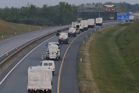 Xe cứu trợ Nga đã đi qua một trạm kiểm soát biên giới Ukraine