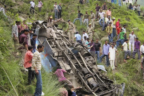 Ấn Độ: Tai nạn xe khách thảm khốc, 22 người thiệt mạng