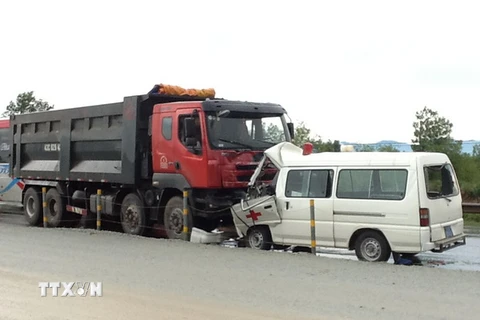 Hà Nội: Xe cứu thương húc đuôi container, 3 người thiệt mạng 