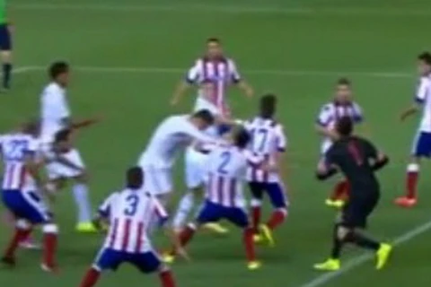 [Video] Ronaldo thô thiển "hạ gục" đối phương ngay trên sân