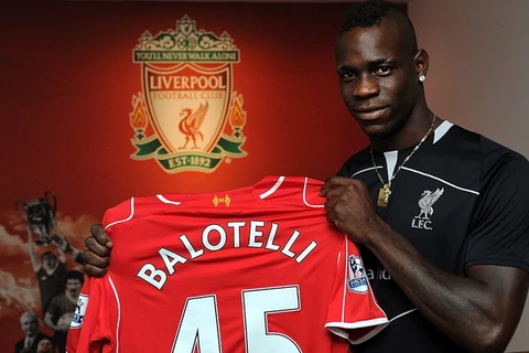 Balotelli cập bến Anfield trong ngày Liverpool nhận thất bại