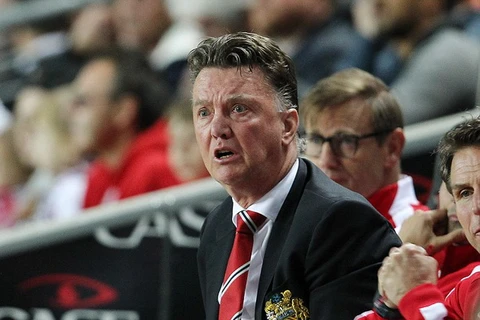HLV Louis Van Gaal bất lực nhìn Manchester United thảm bại