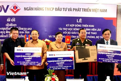 BIDV hỗ trợ hơn 6 tỷ đồng tiền học bổng và máy tính cho Lào