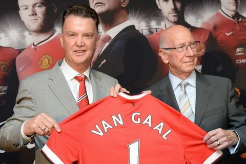 Bobby Charlton: Van Gaal đang có "cả thế giới dưới chân mình”