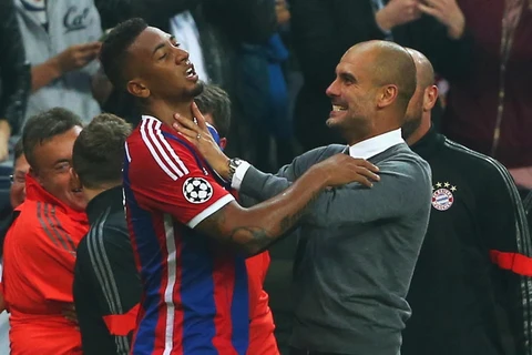 Pep Guardiola "phát cuồng" bóp cổ Boateng ăn mừng chiến thắng