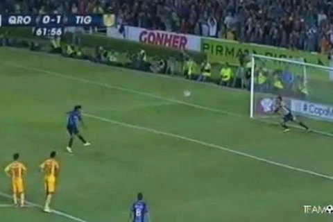 Ronaldinho gây sốc với pha đá hỏng penalty không tưởng