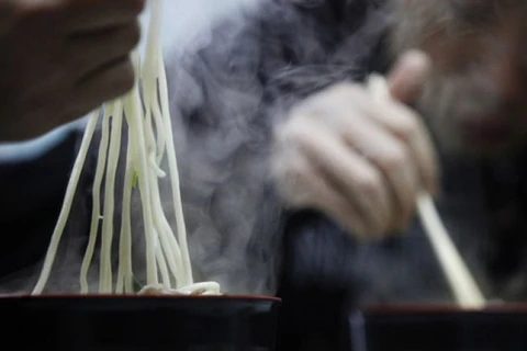 Một tiệm ăn Trung Quốc bỏ thuốc phiện vào mỳ để giữ khách