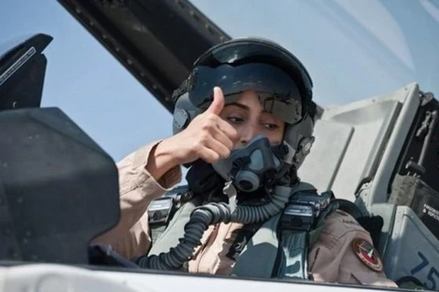 Nữ phi công đầu tiên của UAE chỉ huy nhiệm vụ chống lại IS