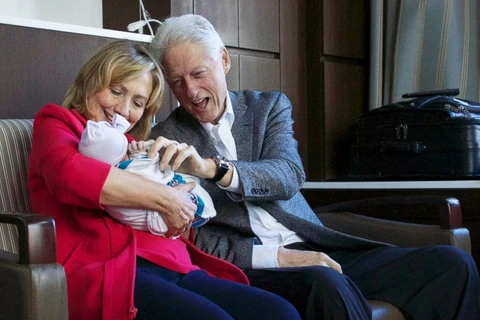 Vợ chồng cựu Tổng thống Mỹ hạnh phúc khoe ảnh cô cháu gái
