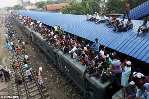 Hàng triệu người chen chúc trên các chuyến tàu để kịp dự lễ Eid