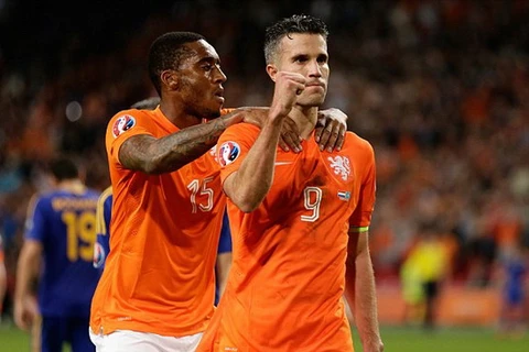 Kết quả: Van Persie giúp Hà Lan thắng trận đầu, Bỉ hủy diệt