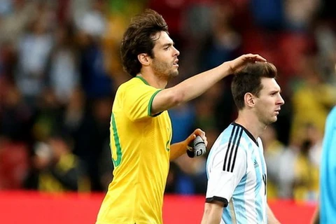 Lionel Messi khó chịu ra mặt trước hành động xoa đầu của Kaka