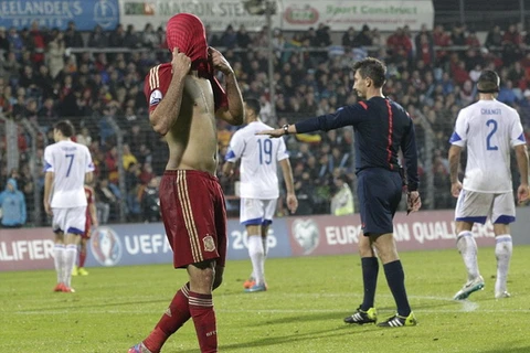Diego Costa bỏ lỡ cơ hội không tưởng dù cũng đã "khai hỏa"