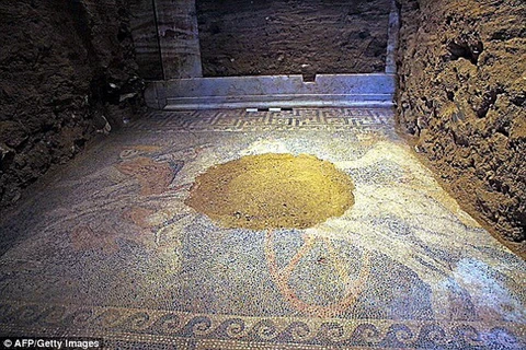 Khai quật bức tranh khảm khổng lồ trong lăng mộ bí ẩn ở Hy Lạp