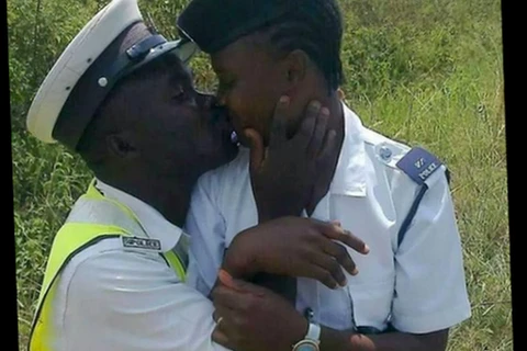 Hai cảnh sát bị sa thải chỉ vì đăng ảnh hôn nhau lên Twitter